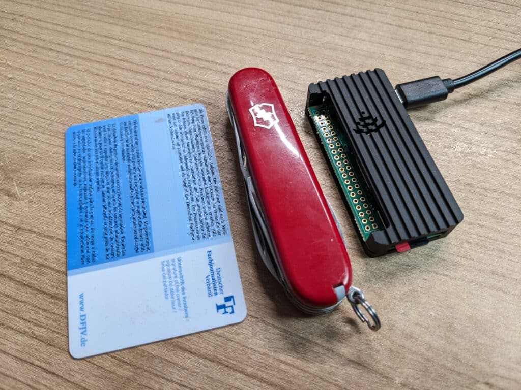 Größenvergleich zwischen Scheckkarte, Schweizer Messer. & Raspberry Pi